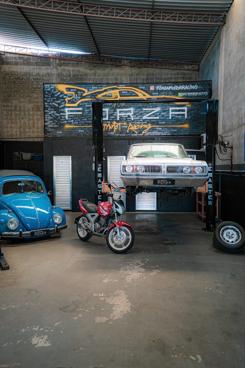 VW Fusca azul e Dodge na rampa